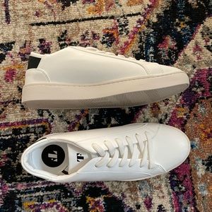 Thousand fell never worn womens lace up sneaker size 8